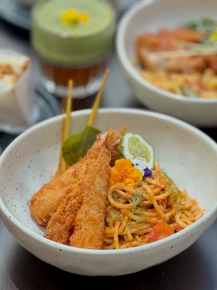 Pasta with crispy prawns